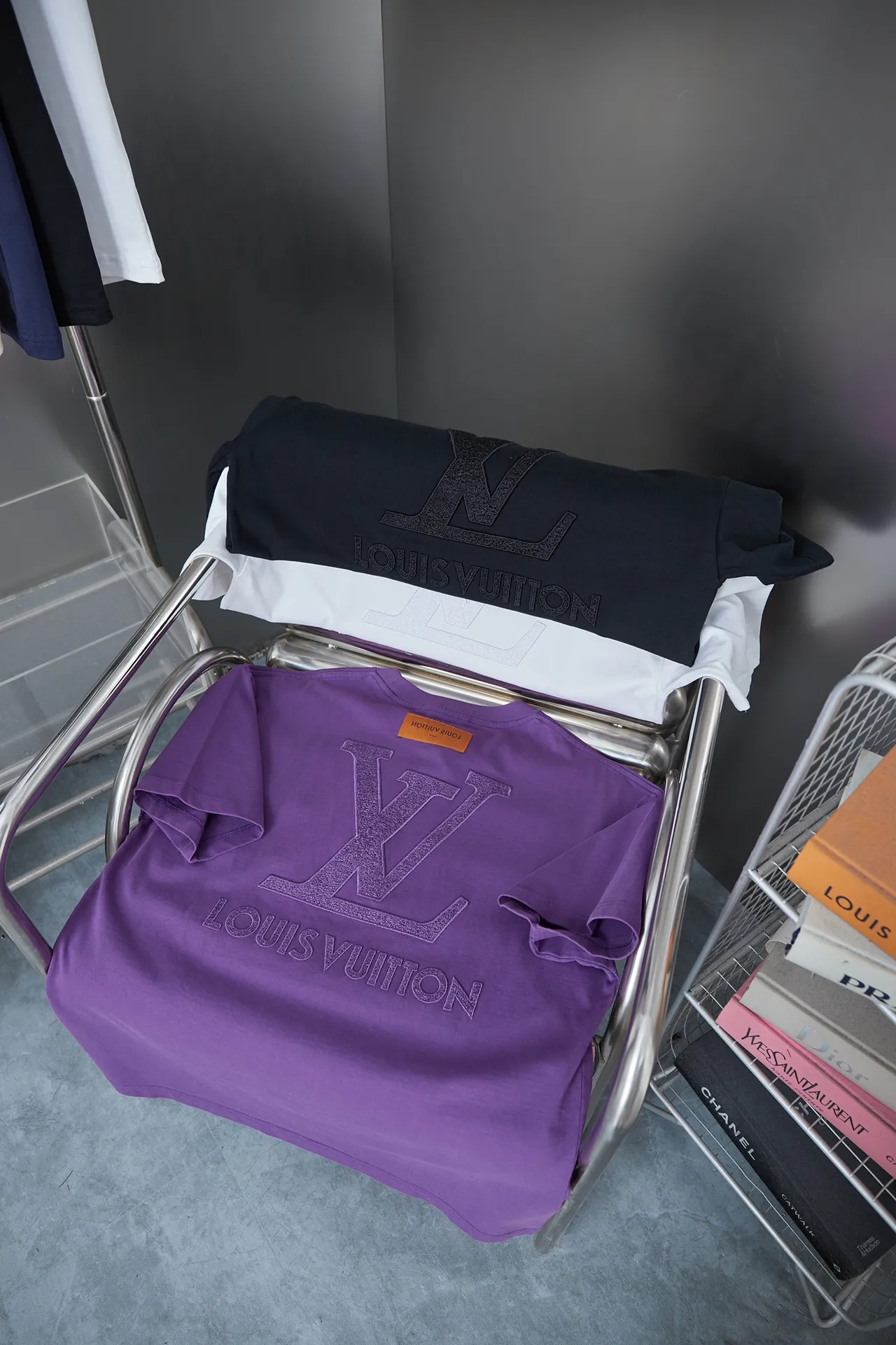 🅿️190 1V 25SS early spring new style Hydrosol embroidered LV letter short sleeves Light luxury essential item for daily commuting for men and women Correct version Welcome to compare Detailed features · 320g 100% pure cotton double yarn jersey fabric · Custom dyed in the same vat, special thickened 32 pieces double-strand 1X1 thread · Imported Tajima machine hydrosol embroidered LV letter logo on the front and back. Garment-washable embroidery hydrosol makes the embroidery offset printing softer and not stiff · Double-needle cross-stitching process · Original main mark washed tag brand moisture-proof paper packaging Color: black/white/burgundy Size: S/M/L/XL
